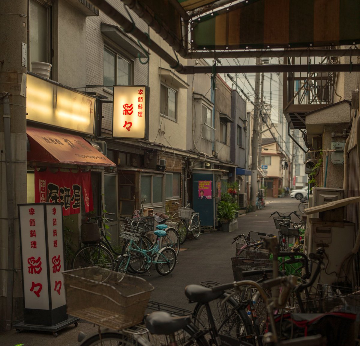 Wandering Japan's hidden alleyways, where neon lights dance with ancient charm. Narrow paths whisper stories of old, lined with cozy izakayas and secret shrines. Each turn reveals a new surprise, blending past and present in perfect harmony. 🇯🇵