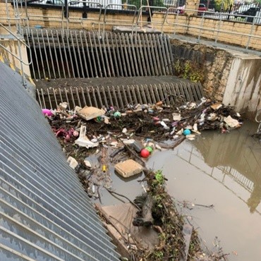 EnvAgencyYNE's tweet image. Our teams are out clearing debris screens -including this one in Middlesbrough - to keep rivers flowing as thunderstorms continue this afternoon.
Stay safe and avoid driving through any flood water.
⚠️Know your flood risk: bit.ly/4jLgdVP