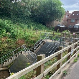 EnvAgencyYNE's tweet image. Our teams are out clearing debris screens -including this one in Middlesbrough - to keep rivers flowing as thunderstorms continue this afternoon.
Stay safe and avoid driving through any flood water.
⚠️Know your flood risk: bit.ly/4jLgdVP