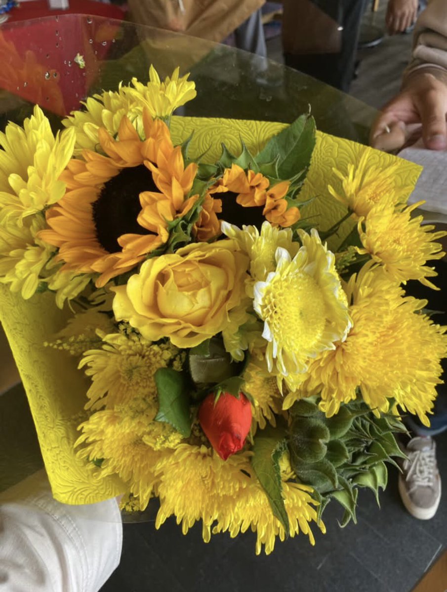 1) Hombres pendejos los que no regalan flores.

2) Mujeres, consíganse un hombre que regale flores (No una vez al año, no el 14 de febrero, no en su cumpleaños, si no siempre que le nazca del corazón, si no le nace, vete de ahí)