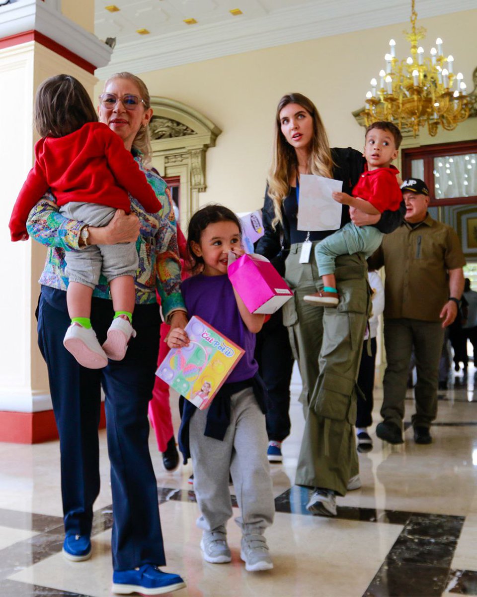 El presidente de la Asamblea Nacional, diputado Jorge Rodríguez (PSUV /Dtto. Capital), agradeció al primer mandatario, Nicolás Maduro, lograr el rescate de las siete niñas y niños venezolanos secuestrados en Estados Unidos y los 252 migrantes secuestrados en El Salvador.