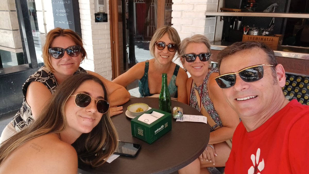 Pues no estaban <a href="/wearejames/">James</a> en la Plaza de las Flores, pero sí gente guapa de Almería y Alicante...