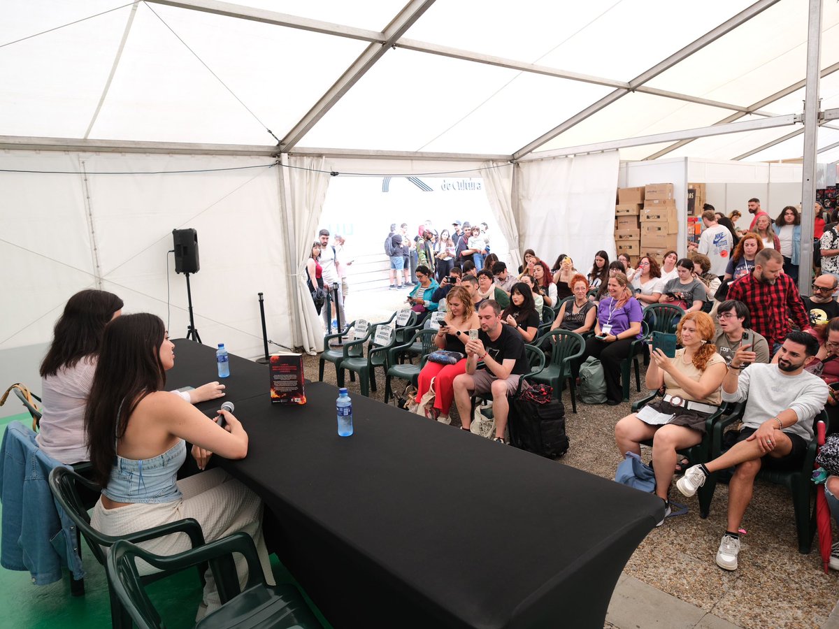 Cerramos la mañana del viernes en el #celsius2025 con la presentación de No dejarás que la bruja viva, de Ariadna Arias, ante una carpa entregada