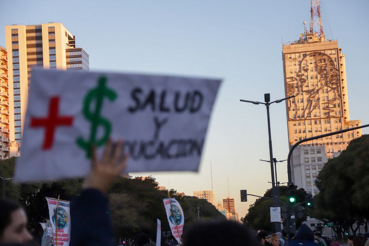 Hay que tener el corazón muy roto para lucrar con la salud de la gente. Hay que tener muy poca visión de futuro para precarizar residentes. Hay que tener muy poca lectura del presente para cerrar hospitales de salud mental. 

La salud es pública, es colectiva y es un derecho.