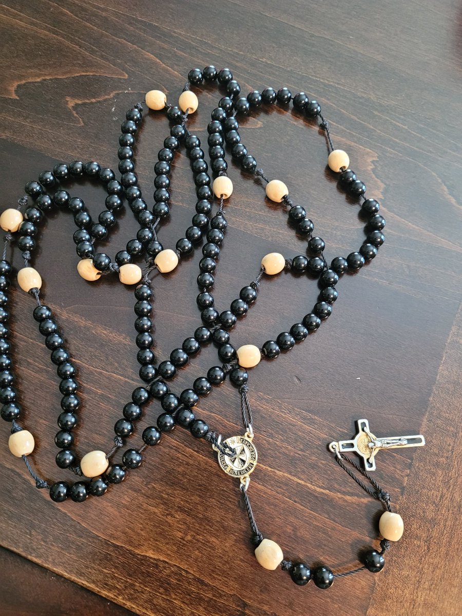HoneyTongueMuse's tweet image. My little brother enters the novitiate for the Dominicans of the eastern province on Tuesday, and he asked me to make a rosary for him. Had some difficulties along the way, but triumphed in the end. Super thrilled with how it turned out.