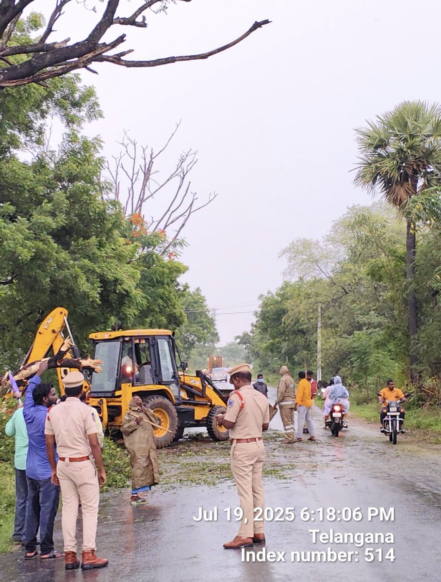 Today at 17:48 hrs, a tree fell on the Choutuppal–Valigonda road blocking traffic. SHO <a href="/ChoutuppalPS/">Choutuppal Police Station</a> and team acted swiftly, cleared the road, and restored traffic flow. Good job by the SHO and staff for their prompt action!

<a href="/AcpChoutuppal/">Acp Choutuppal Rachakonda</a> 

#HyderabadRains