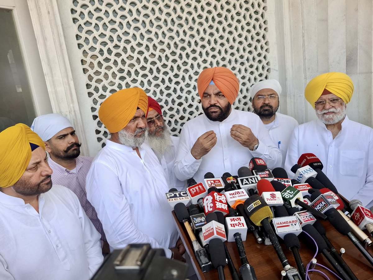 Today paid obeisance at Sri Harmandir Sahib and prayed for peace, unity and the well-being of all. Joined by the MLAs Mr Rana Gurjit, Mr Sukhwinder Kotli and senior Congress colleagues who expressed grave concern over the repeated bomb threats to the sacred place. 

Golden Temple