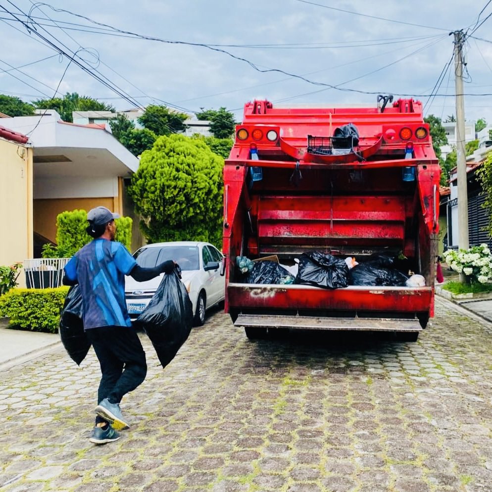 📍Res. Vía del Mar 

🚮👍 🌿 Llegamos diariamente hasta tu casa para mantener un ambiente limpio y entornos saludables. 

📌Retiro de desechos sólidos en diferentes sectores. 

#TrenDeAseo #ServicioDeLimpieza #Confianza