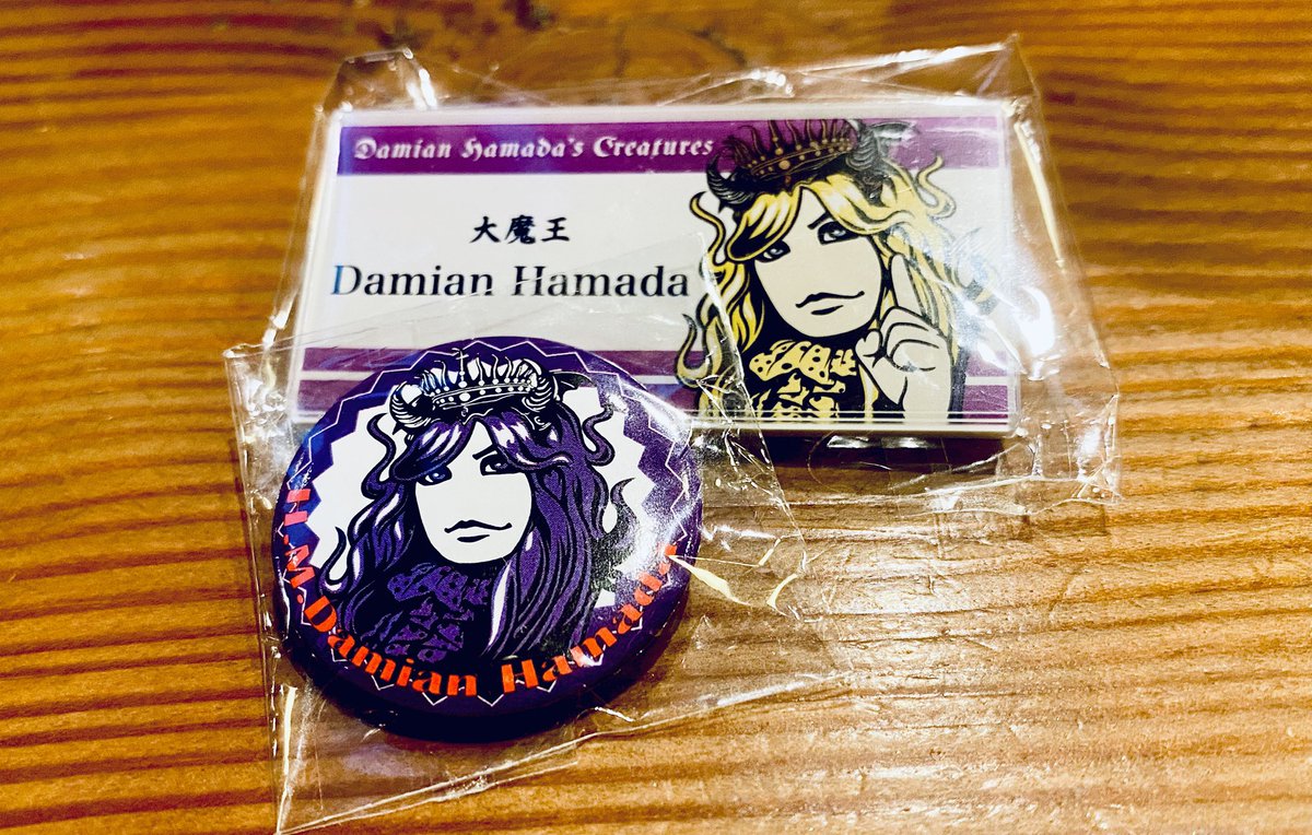 Yoh_666's tweet image. やはり聖飢魔IIは素晴らしい。御声の調子良好のデーモン閣下に安定のリズム隊、華あるギタリスト達。
昔コピーバンドをやっていた福岡市長が自ら参拝券を購入し参拝、ステージに上げられドラムを披露、なかなか上手。
そして仲魔からダミアン浜田陛下のネームプレート、缶バッジ等々物品を受け取った。
