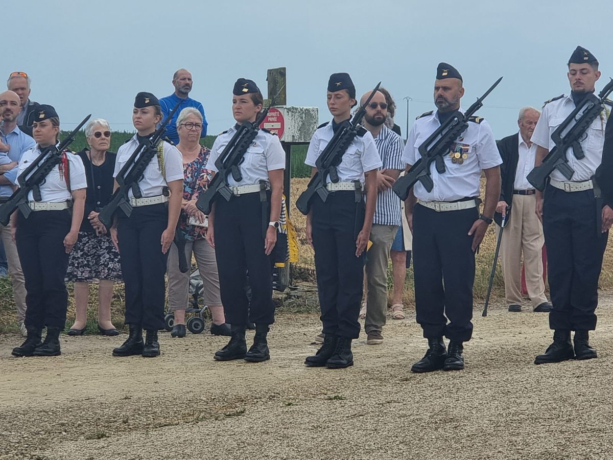 jordan_guitton's tweet image. 📍J'étais ce matin à Vendeuvre-sur-Barse pour inaugurer la stèle en hommage au capitaine Cyrille Laurent décédé en 1989. ✂️
🫡 Il a fait preuve de courage pour épargner les habitants de la commune. Je tiens à remercier la famille du défunt pour leur témoignage émouvant. 🙏…