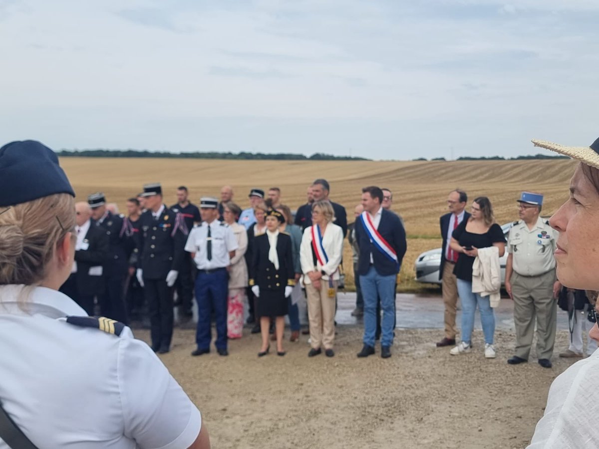 jordan_guitton's tweet image. 📍J'étais ce matin à Vendeuvre-sur-Barse pour inaugurer la stèle en hommage au capitaine Cyrille Laurent décédé en 1989. ✂️
🫡 Il a fait preuve de courage pour épargner les habitants de la commune. Je tiens à remercier la famille du défunt pour leur témoignage émouvant. 🙏…