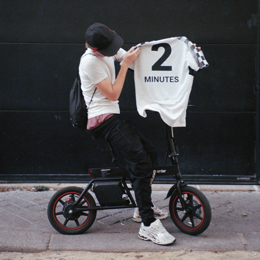 chromatic_wav's tweet photo. [MINI ARTICLE #1]

Aujourd’hui, on va explorer le nouvel album d’@intrntghostboi : « 2 minutes ».

On va voir ensemble les différentes références et clins d’œil que l’on a pu remarquer ! https://t.co/cUu6IZSuzs
