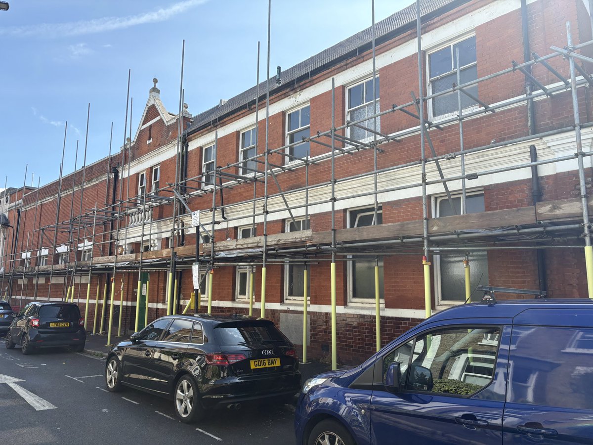 StokeyUpdates's tweet image. New scaffolding on the Church Street library hopefully mean the refurbishment work has started. The timeline for the start of the work was June 2025 from the start. The library was cleared and closed in March 2024.
hackneycitizen.co.uk/2025/05/02/sto…