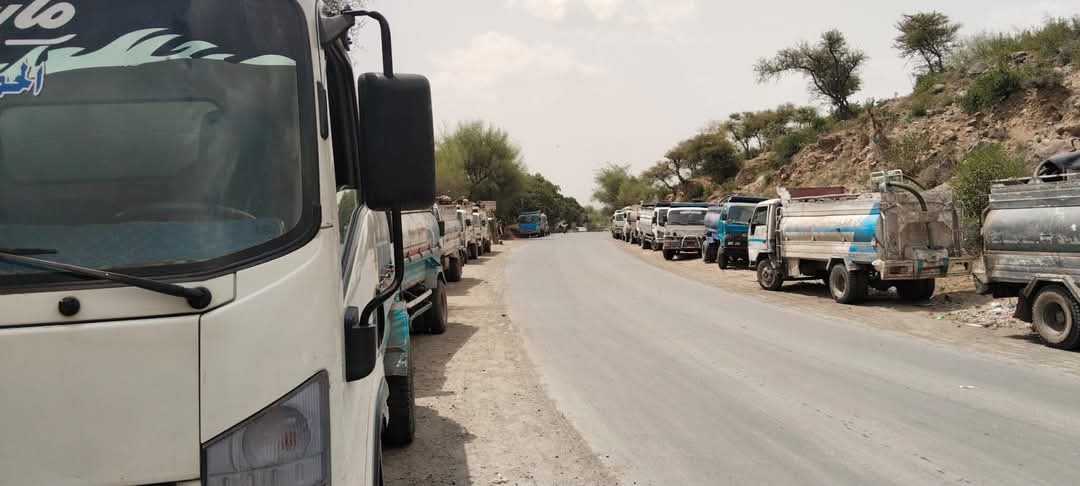 في الوقت الذي يغرق فيه مرتزقة الاحتلال وأدوات السفير السعودي في تجويع وتعطيش أبناء #تعز، تأتي #صنعاء لتكسر الحصار وترسل وايتات الماء لإنقاذ الأهالي من الموت عطشاً
هؤلاء المرتزقة لا يعرفون للإنسانية طريقاً،بينما صنعاء تثبت كل يوم أنها وطن للجميع،حتى للمحاصرين بأيدي خونة الداخل