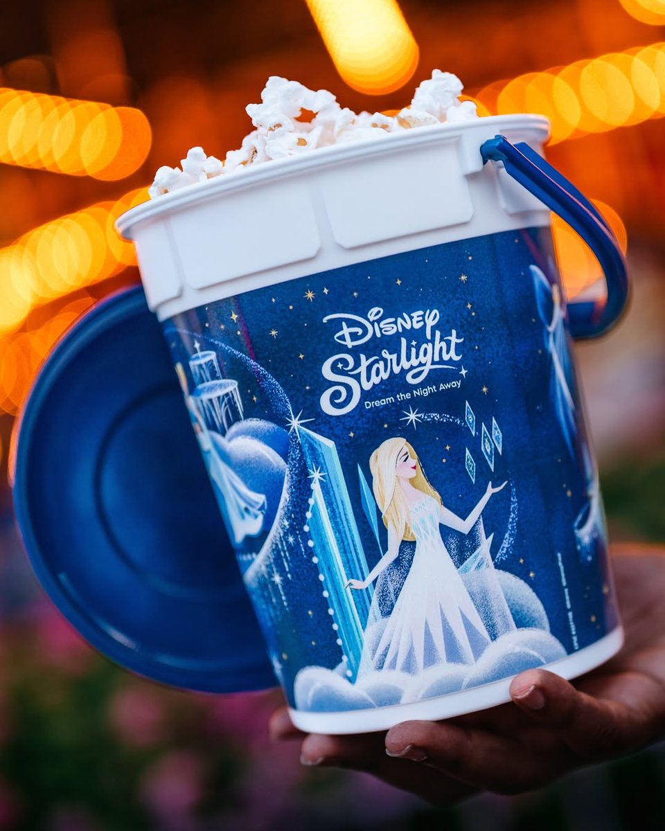 DrewDisneyDude's tweet image. Walt Disney World shared photos of the Disney Starlight Bucket and Popcorn available beginning July 20 at Magic Kingdom!
The popcorn includes bubble gum and blue raspberry candy popcorn, M&M’S Milk Chocolate Candies, mini-marshmallows, and white chocolatey drizzle.