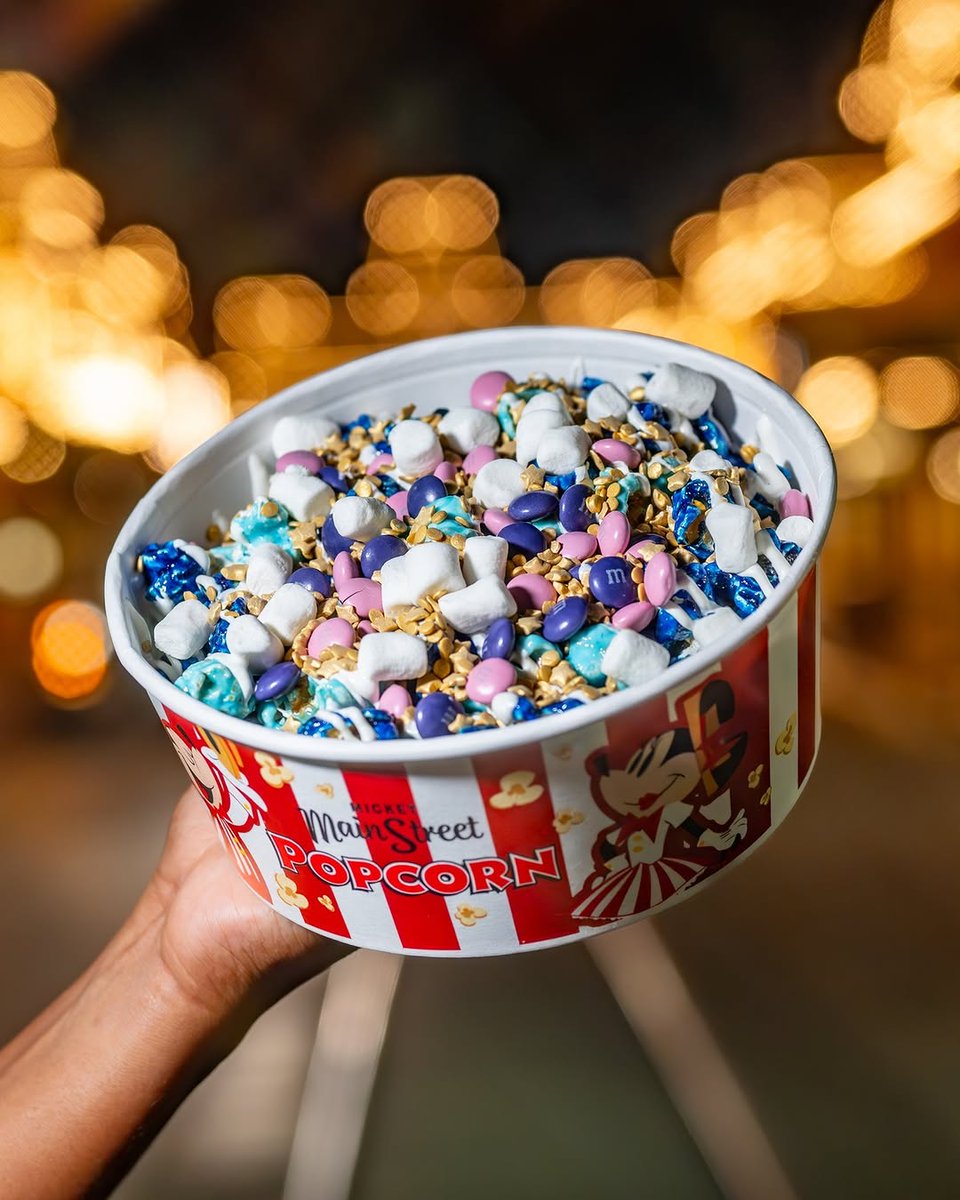 DrewDisneyDude's tweet image. Walt Disney World shared photos of the Disney Starlight Bucket and Popcorn available beginning July 20 at Magic Kingdom!
The popcorn includes bubble gum and blue raspberry candy popcorn, M&M’S Milk Chocolate Candies, mini-marshmallows, and white chocolatey drizzle.
