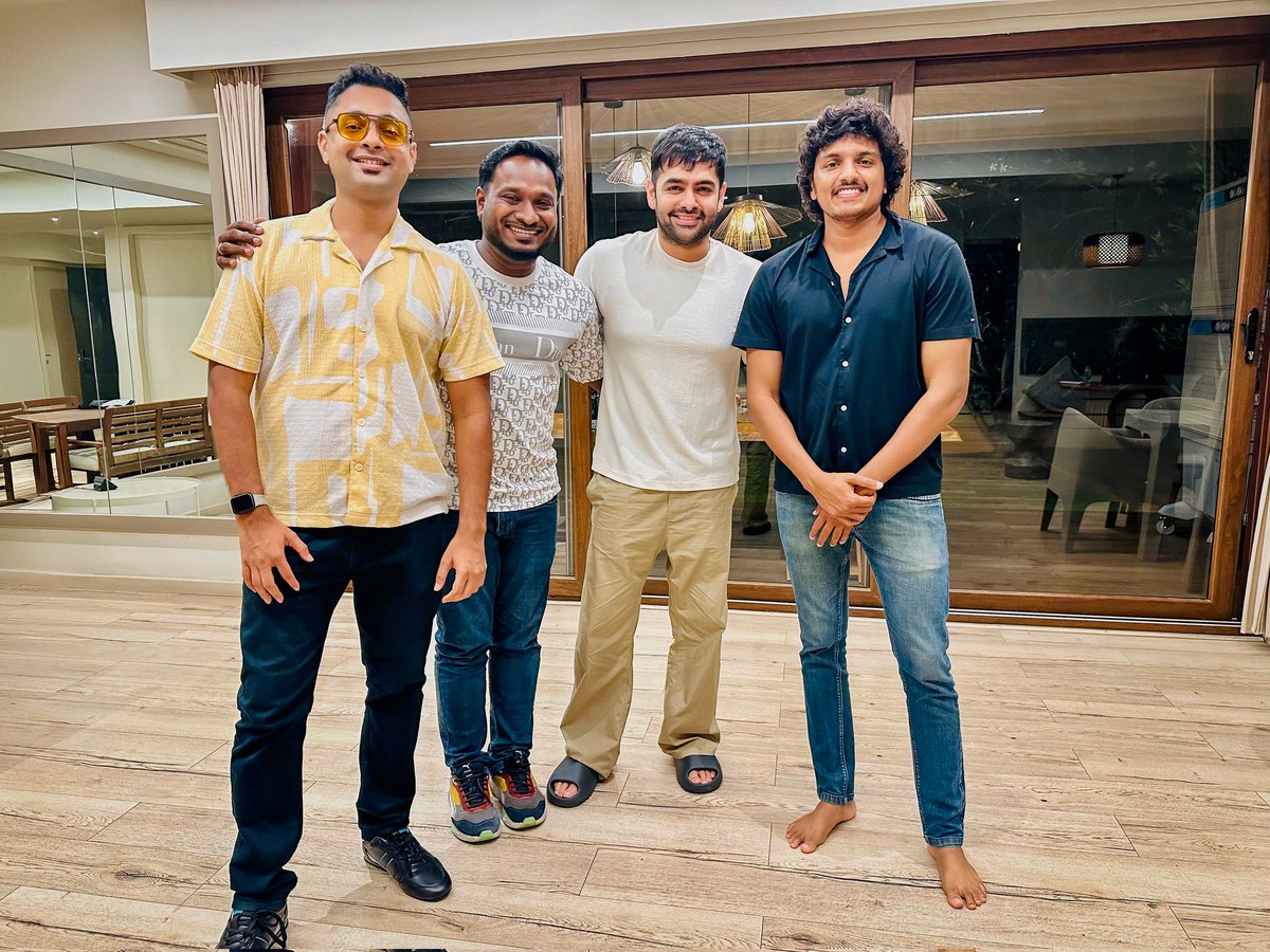 Mythri Movie Makers (@mythriofficial) on Twitter photo That's how you celebrate a chartbuster ❤🔥
Director <a href="/filmymahesh/">Mahesh Babu Pachigolla</a>, music directors <a href="/iamviveksiva/">Vivek Siva</a> & @mervinjsolomon met Energetic Star <a href="/ramsayz/">RAm POthineni</a> after the sensational response for #NuvvunteChaley from #AndhraKingTaluka ✨
▶️ youtu.be/s9NBDKfVg1c
Sung by <a href="/anirudhofficial/">Anirudh Ravichander</a> That's how you celebrate a chartbuster ❤🔥
Director <a href="/filmymahesh/">Mahesh Babu Pachigolla</a>, music directors <a href="/iamviveksiva/">Vivek Siva</a> & @mervinjsolomon met Energetic Star <a href="/ramsayz/">RAm POthineni</a> after the sensational response for #NuvvunteChaley from #AndhraKingTaluka ✨
▶️ youtu.be/s9NBDKfVg1c
Sung by <a href="/anirudhofficial/">Anirudh Ravichander</a>