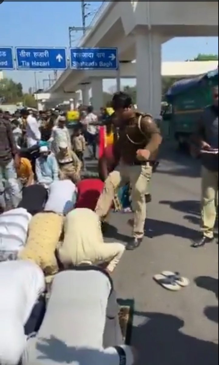 निष्पक्ष पत्रकार साहब कह रहे है कि
पुलिस अफसर के #कांवड़ यात्री के पैर दबाने को बस आस्था और विश्वास के चश्मे से देखेंगे तो कुछ गलत नही लगेगा...
बस ऐसी मीठी-मीठी बात करने वाले लोग ये नही बता पाते कि जब मुसलमान को 5 मिनट की नमाज पढ़ने पर पुलिस लात मारती है तब इनका आस्था और विश्वास