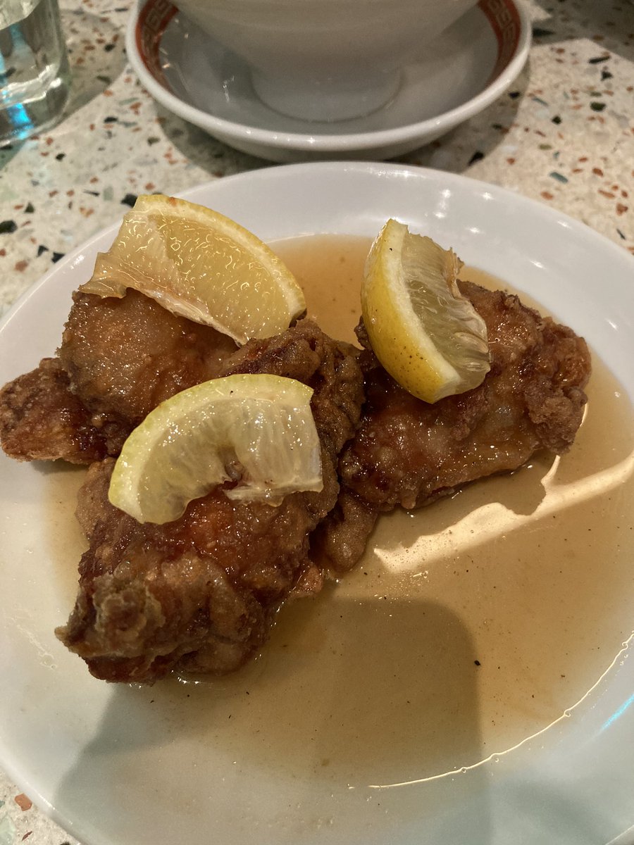 oykot221's tweet image. 錦糸町フーフー飯店でコラボご飯。
ずっと食べたかったレモンチキン🍋🍗
とにかく美味しい水餃子🥟
スイカサワー(ノンアル有り)🍉
締めはエッグタルト🥧
ジェネテラちゃんステッカー、6枚貰えました😊(キーチェーンは持参物です)
#九龍ジェネリックロマンス 
#九龍GR
#KowloonGenericRomance