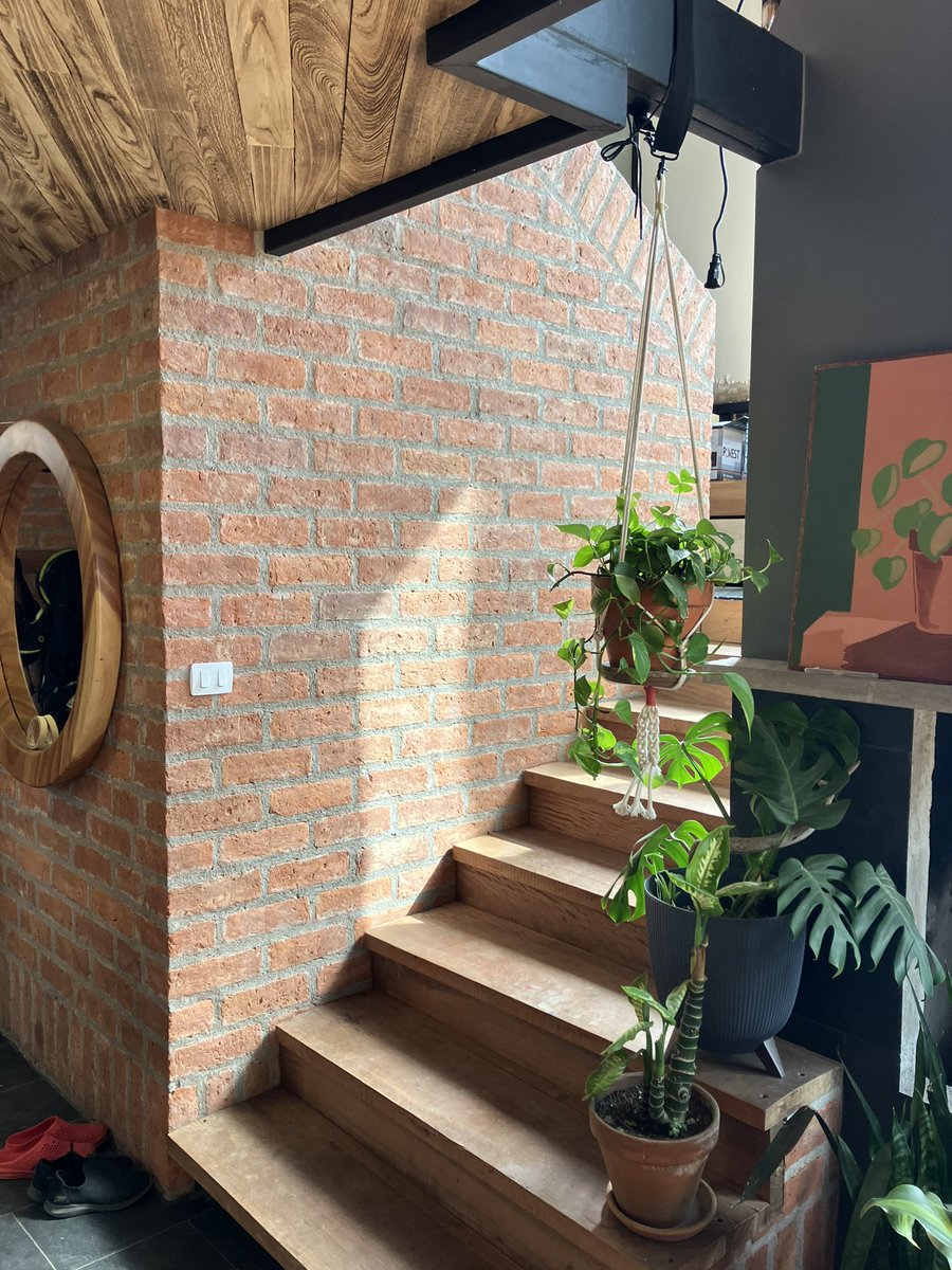 credealjunkie's tweet image. Great thing about staying with architect friends: beautiful design.
Annoying thing: house always under construction.