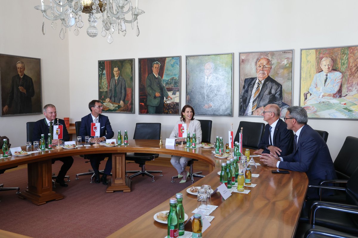 Vier Landeshauptleute aus Vorarlberg, Tirol, Oberösterreich und Südtirol waren heute bei Salzburgs Landeshauptfrau Karoline Edtstadler  zu Arbeitsgesprächen. Mehr dazu: tinyurl.com/2k8cwcz4