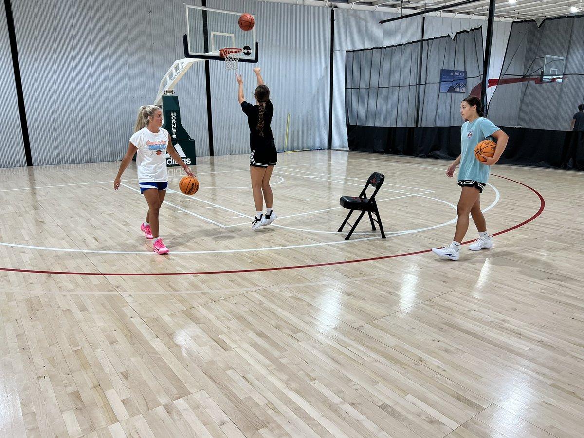 CoachBarnes1's tweet image. Working at your craft every single day is optional. But if you really want to improve and be successful, that work is NOT optional. Simply put: every single day counts, every repetition counts, every effort counts.
#GrowthMindest 📈🏀