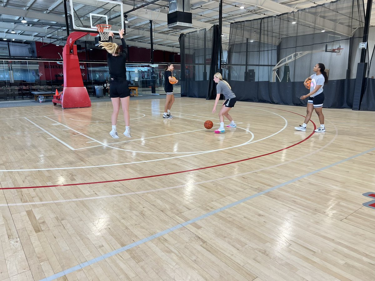 CoachBarnes1's tweet image. Working at your craft every single day is optional. But if you really want to improve and be successful, that work is NOT optional. Simply put: every single day counts, every repetition counts, every effort counts.
#GrowthMindest 📈🏀