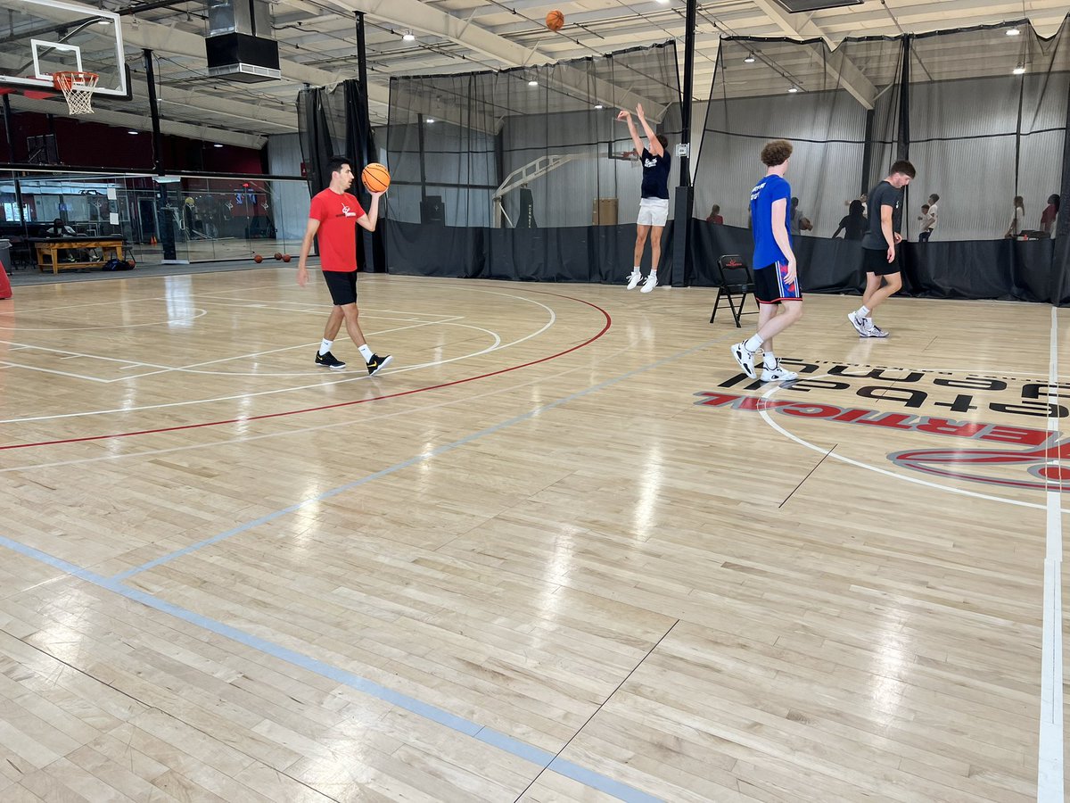 CoachBarnes1's tweet image. Working at your craft every single day is optional. But if you really want to improve and be successful, that work is NOT optional. Simply put: every single day counts, every repetition counts, every effort counts.
#GrowthMindest 📈🏀