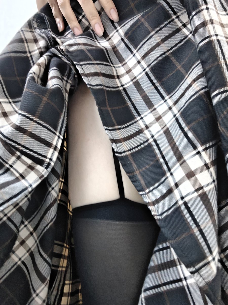 今天试了一下吊带袜
（大腿肉太多了穿久了疼😨