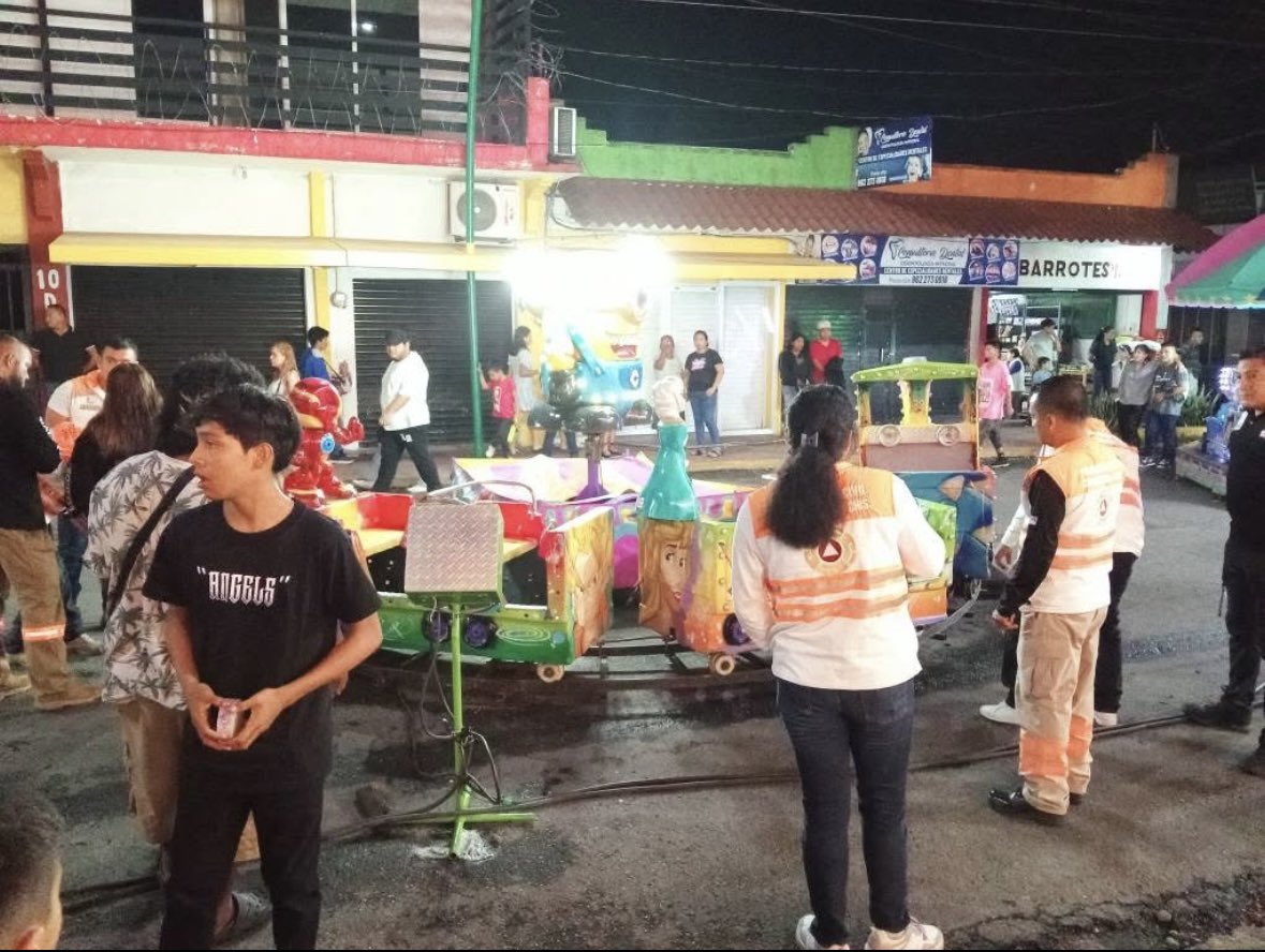 PortadaNoticias's tweet photo. Trenecito de feria se descarrila en Cacahoatán y provoca l&amp;s!0nes en dos menores 

El personal de PC Municipal del Gobierno de Víctor Pérez  no sabían cómo actuar ante la emergencia.

Sen@lan la nula inversión de la autoridad, que se encuentra más preocupado por organizar bailes. https://t.co/MfTxUA6woR