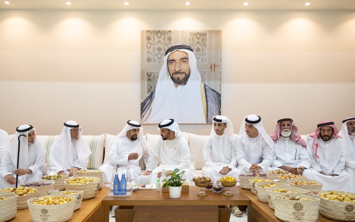 HamdanBinZayed's tweet image. أفرحتني زيارة مهرجان ليوا للرطب 2025، الذي يمثل منصة وطنية رائدة للاحتفاء بتراث النخيل، وتعزيز مفاهيم الاستدامة الزراعية. وخلال الزيارة، اطلعت على الجهود المتميزة المبذولة في دعم المزارعين، وتوظيف التقنيات الحديثة في تحسين جودة الإنتاج، إلى جانب البرامج الرامية إلى صون النخلة…