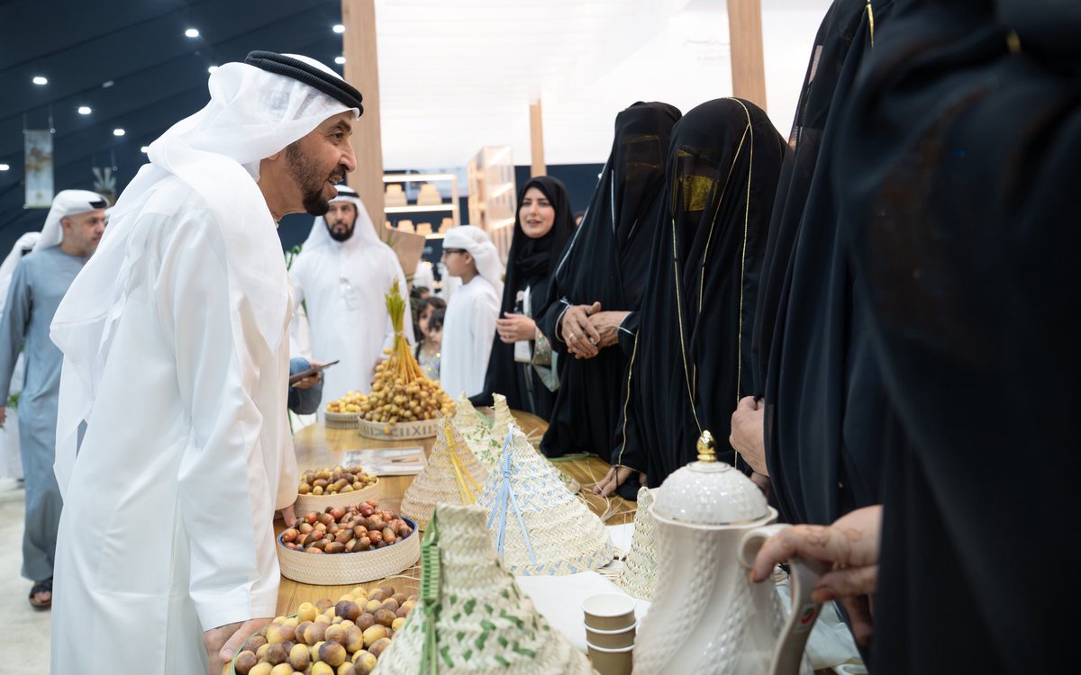 HamdanBinZayed's tweet image. أفرحتني زيارة مهرجان ليوا للرطب 2025، الذي يمثل منصة وطنية رائدة للاحتفاء بتراث النخيل، وتعزيز مفاهيم الاستدامة الزراعية. وخلال الزيارة، اطلعت على الجهود المتميزة المبذولة في دعم المزارعين، وتوظيف التقنيات الحديثة في تحسين جودة الإنتاج، إلى جانب البرامج الرامية إلى صون النخلة…