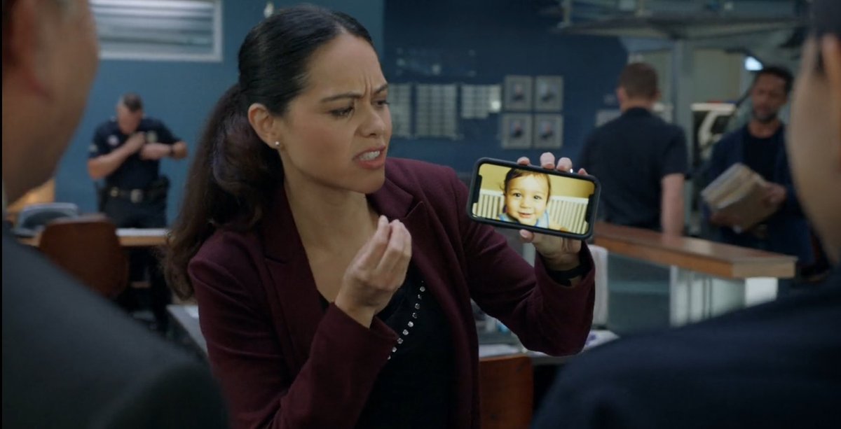 app_settings's tweet image. it’s so funny when shows get phones wrong because how the heck did they give this iPhone TWO NOTCHES 😭😭