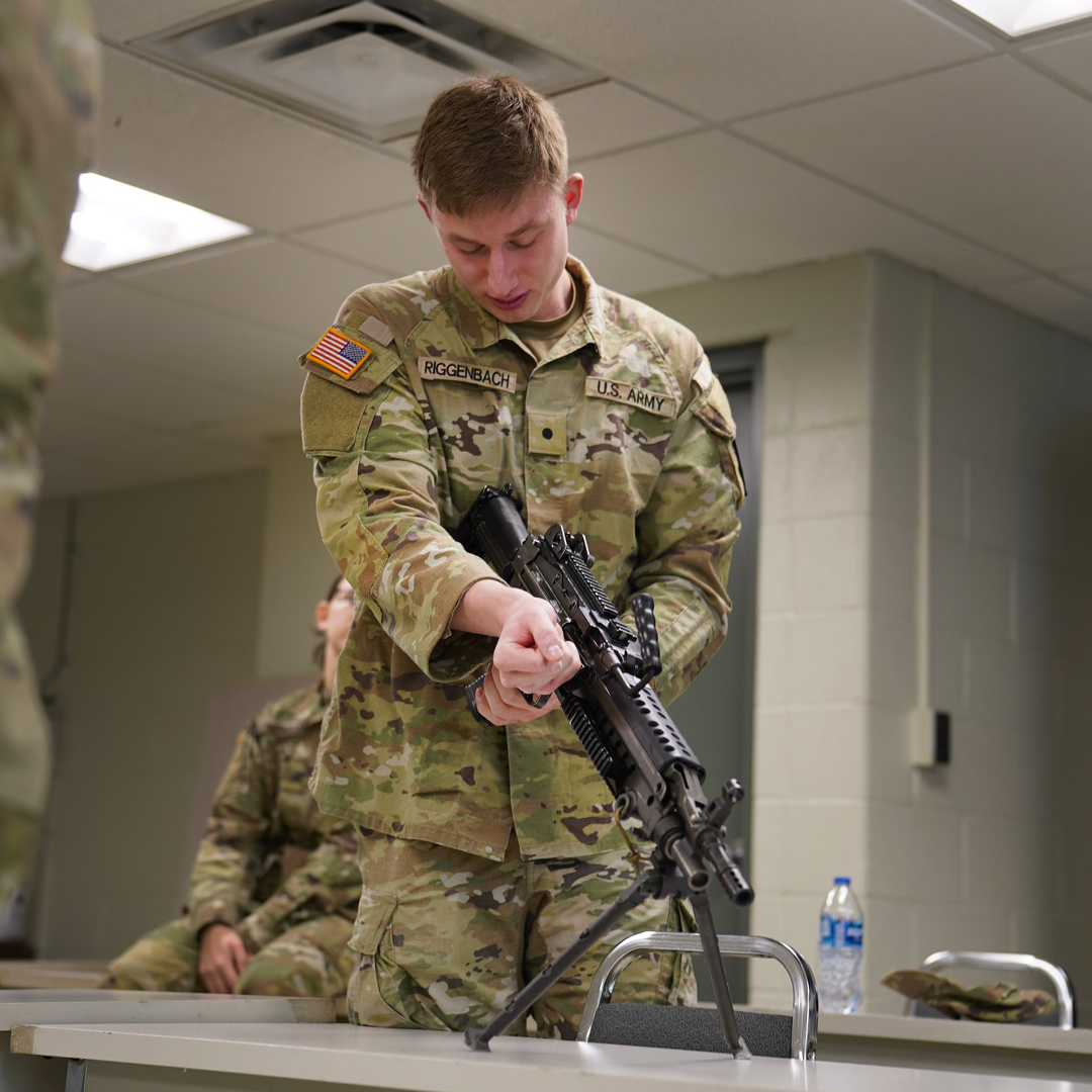 ArmyGuardOhio's tweet image. #PicOfTheDay 🤔 Cadets with the Akron University ROTC Program reassemble a machine gun during a weapons lab earlier this spring. Can you tell what weapon they’re working with?
#NationalGuard