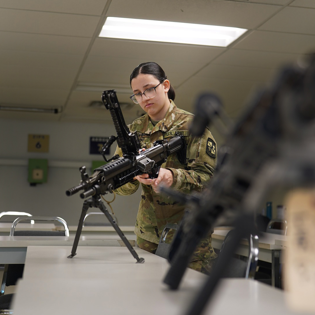 ArmyGuardOhio's tweet image. #PicOfTheDay 🤔 Cadets with the Akron University ROTC Program reassemble a machine gun during a weapons lab earlier this spring. Can you tell what weapon they’re working with?
#NationalGuard