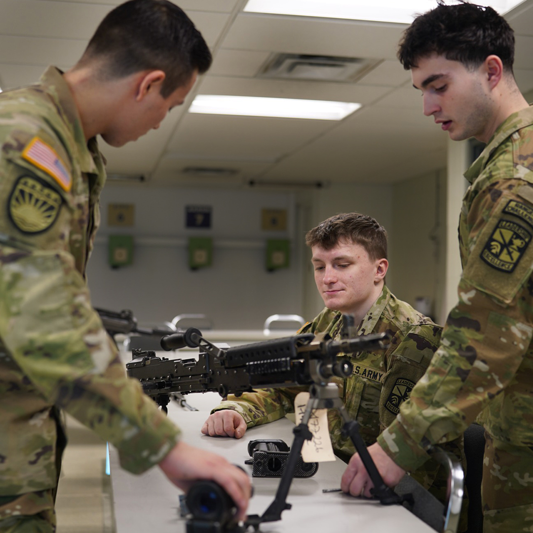 ArmyGuardOhio's tweet image. #PicOfTheDay 🤔 Cadets with the Akron University ROTC Program reassemble a machine gun during a weapons lab earlier this spring. Can you tell what weapon they’re working with?
#NationalGuard
