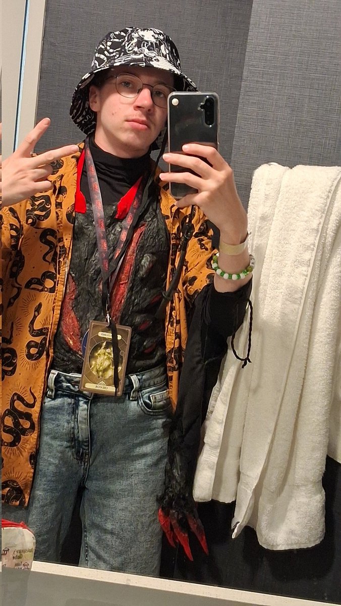 real_Bugbreach's tweet image. I'm casual zealoid today (operator for size) if anyone wants to find me.
When I'm wearing the head I can only see feet and hear a little worse than I already do so if you want my attention feel free to grab my shoulder or whatever