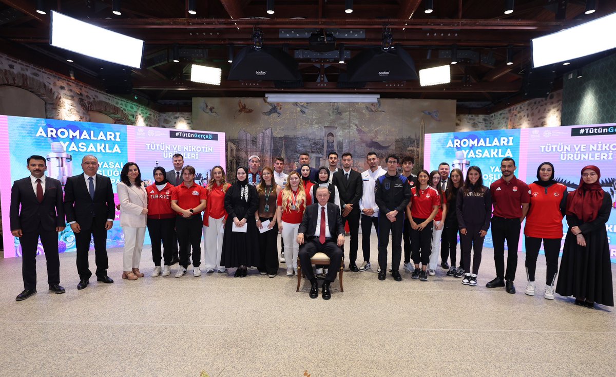 trpresidency's tweet image. President Erdoğan meets with the youth tccb.gov.tr/en/news/542/16…
