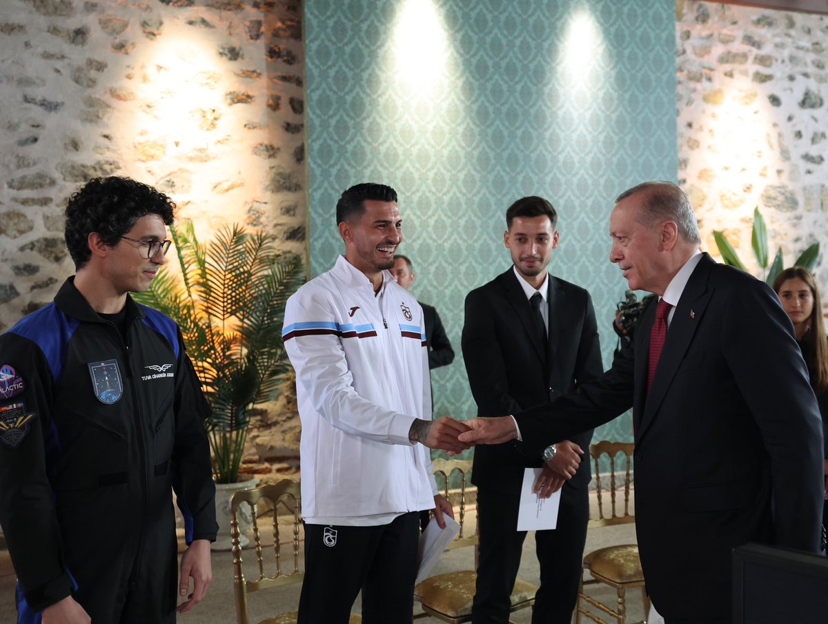 trpresidency's tweet image. President Erdoğan meets with the youth tccb.gov.tr/en/news/542/16…