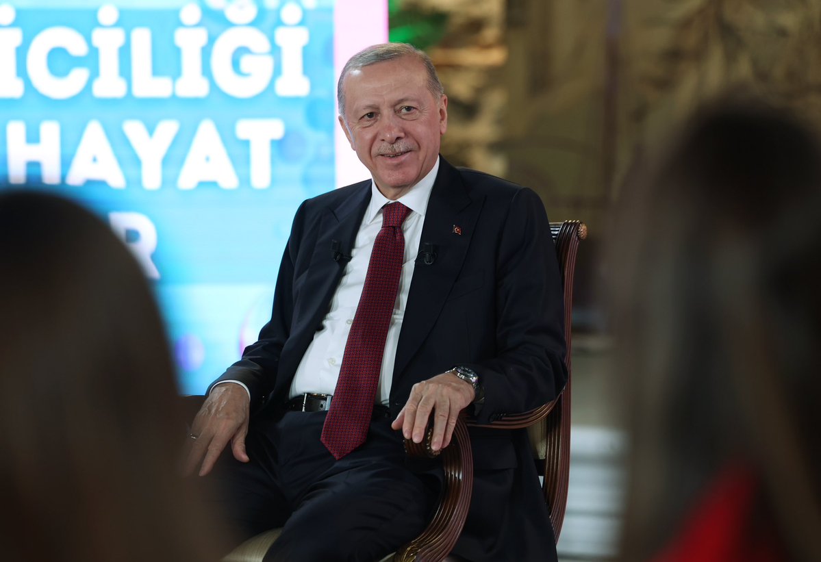 trpresidency's tweet image. President Erdoğan meets with the youth tccb.gov.tr/en/news/542/16…