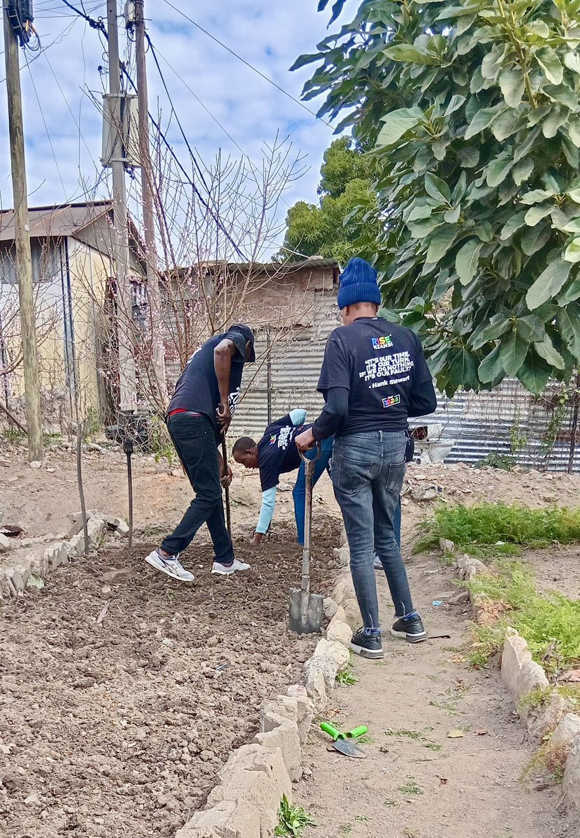RISEGauteng's tweet image. The theme for this year's #MandelaDay was "Uniting to Combat Poverty and Inequity".
@Rise_Mzansi knows that hunger is a consequence of poverty, so our RISERs in Alexandra's Ward 76 honoured this year's theme by participating in some local food gardening🌱🇿🇦
#RISEWhereYouAre