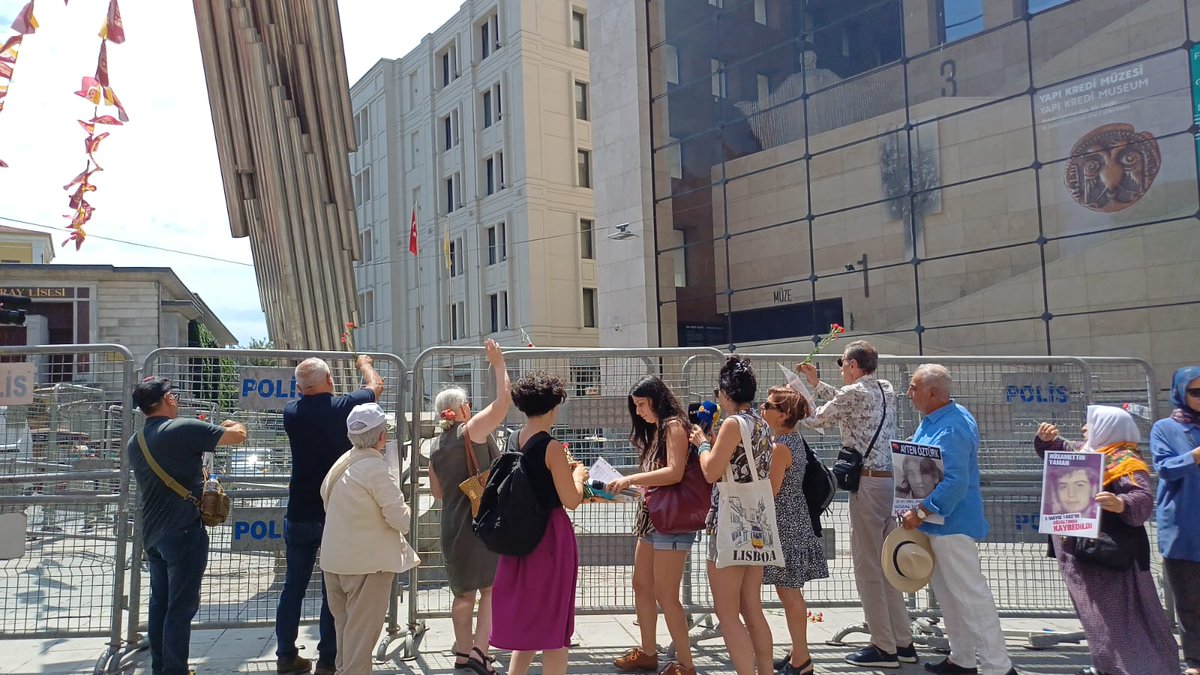 diskistanbul's tweet image. Cumartesi Aileleri 1060. haftasında, 33 yıl önce gözaltında kaybedilen Hasan Gülünay’ı unutmadık diyerek bir araya geldi.
DİSK İstanbul Bölge Temsilciliği olarak da yanlarındaydık.
#CumartesiAnneleri1060Hafta
@diskinsesi