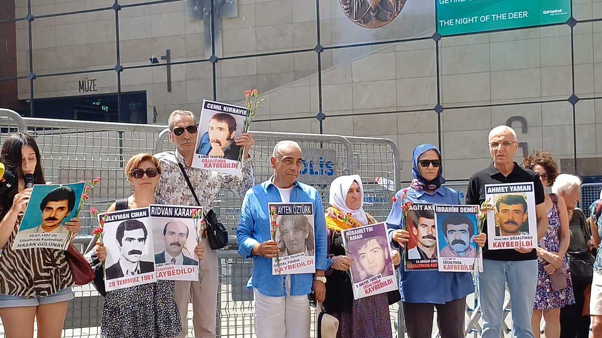 diskistanbul's tweet image. Cumartesi Aileleri 1060. haftasında, 33 yıl önce gözaltında kaybedilen Hasan Gülünay’ı unutmadık diyerek bir araya geldi.
DİSK İstanbul Bölge Temsilciliği olarak da yanlarındaydık.
#CumartesiAnneleri1060Hafta
@diskinsesi