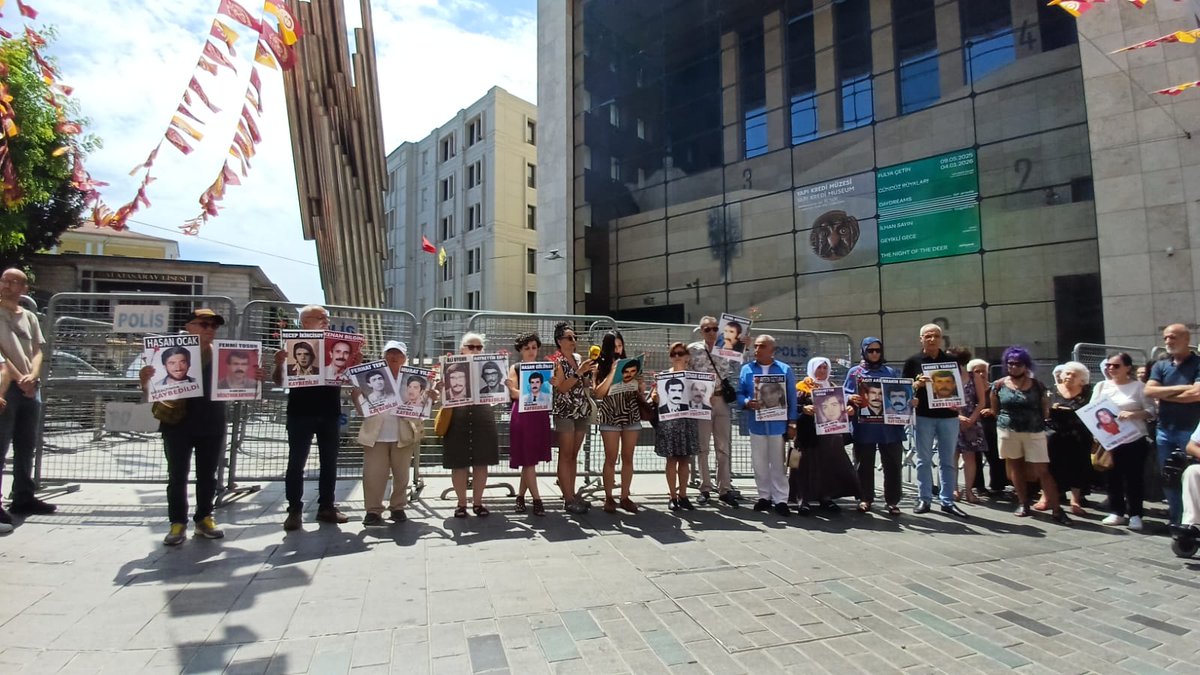 diskistanbul's tweet image. Cumartesi Aileleri 1060. haftasında, 33 yıl önce gözaltında kaybedilen Hasan Gülünay’ı unutmadık diyerek bir araya geldi.
DİSK İstanbul Bölge Temsilciliği olarak da yanlarındaydık.
#CumartesiAnneleri1060Hafta
@diskinsesi