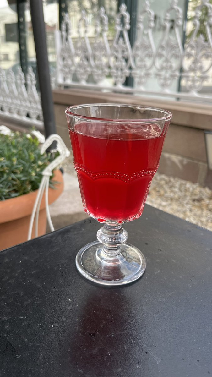 Elit hasta da başka dert.
Reyhan şerbeti içiyoruz,
Aperol spritz mi diyor..?😁
Mahalleyi bağımlısı yaptım,
klima var,buz gibi reyhan şerbeti var.
Raftan ilaç da veriyorum.
Bu eczacı size daha ne yapsın arkadaş.