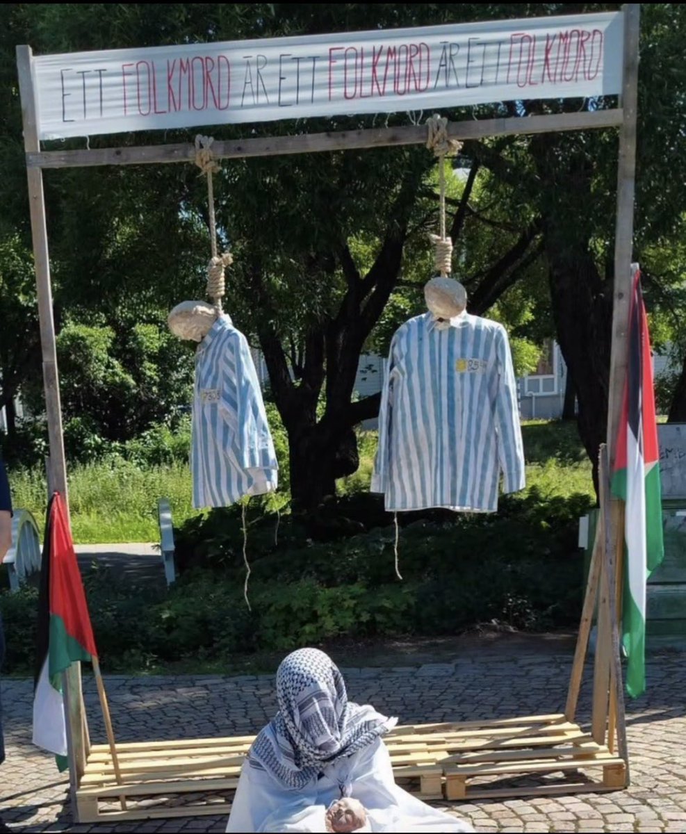 JudiskaUngdom's tweet image. Att likna Förintelsens folkmord på Europas judar vid dagens konflikt är inte bara historieförfalskning – det är antisemitism.
De som sprider hat och begår hets mot folkgrupp måste ställas till svars. Antisemitism är ingen legitim åsikt, det är ett brott.