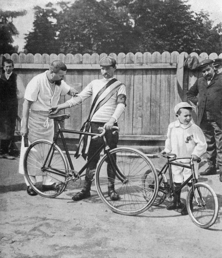 davidguenel's tweet image. 19 juillet 1903 - Maurice Garin pose fièrement à l'issue de sa victoire dans le 1er Tour de France. Quel gaillard !
