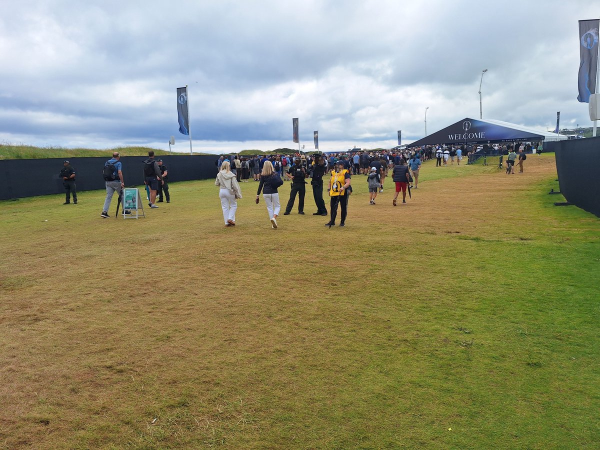 PSNICCGDistrict's tweet image. The Project Servator Team have been conducting patrols in the Portush area today. Using both uniformed and plain clothes officers , the Team have spoken with numerous individuals as part of a public reassurance plan.
#TheOpen
#ProjectServator
