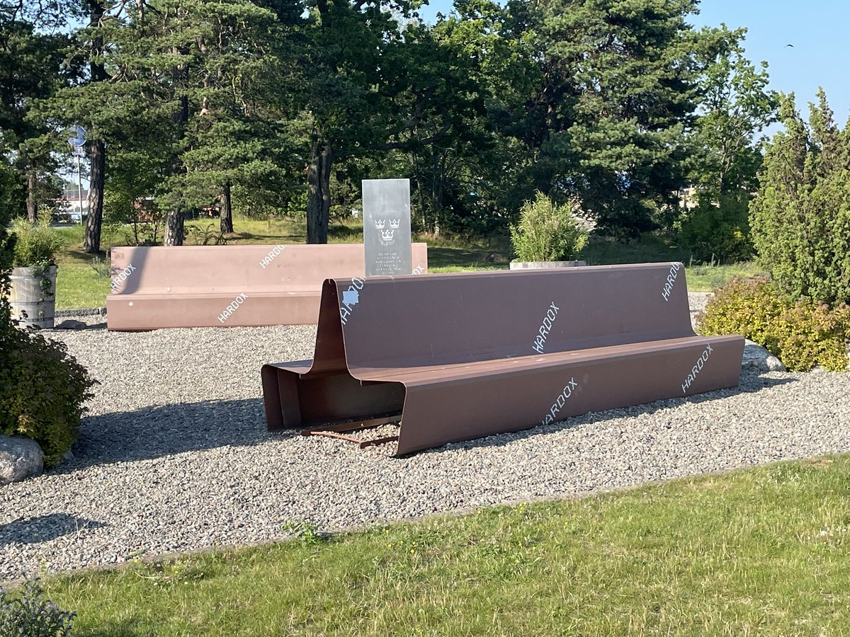 Gediget med bänkar i pansarplåt vid monumentet.