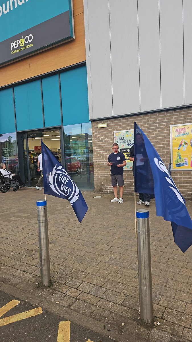 FBUScotland's tweet image. 🔥FBU officials and members out in force in Port Glasgow Retail Park and the Oak Mall in Greenock highlighting to the public the potential dangers of the proposed cuts to the Scottish Fire and Rescue Service in Inverclyde🔥🚒@fbunational @FbuEast @FBUScotNorth @WestScotlandFBU…